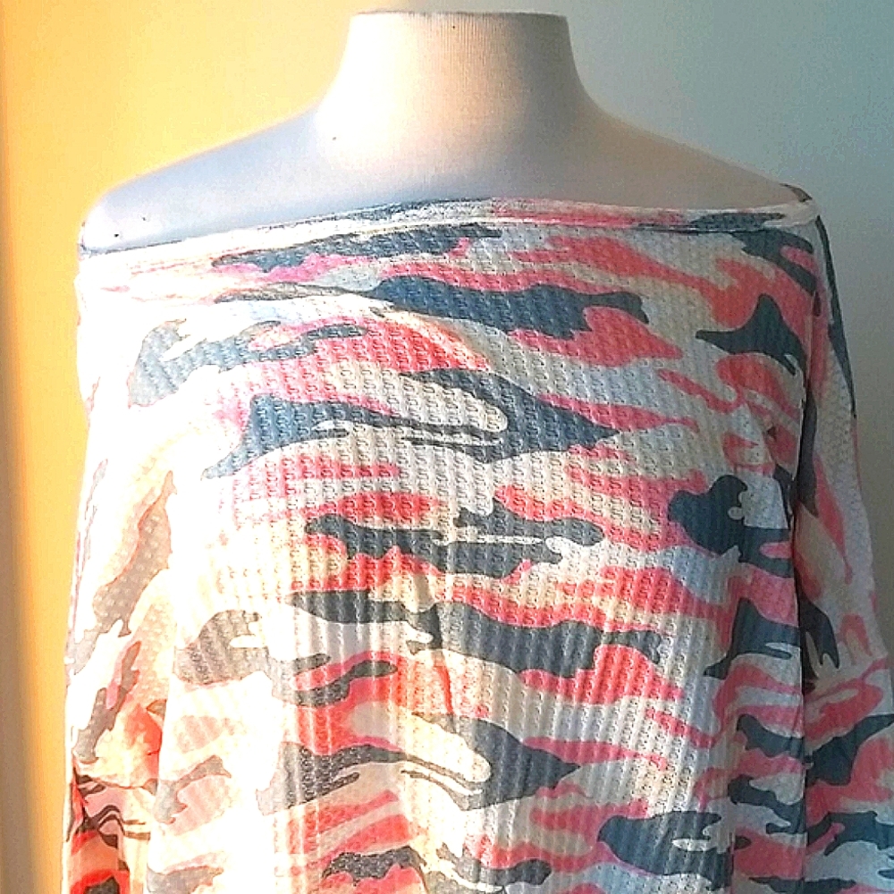 Gaovot  Oversized WaffleKnit OffShoulder Pink Camo shirt blouse New w/ tag. - Picture 3 of 7